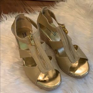 🦋Michael Kors gold short wedges